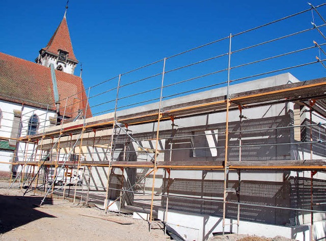 Inzwischen steht bereits der Rohbau des katholischen Gemeindehauses in Reute.  | Foto: Pia Grttinger