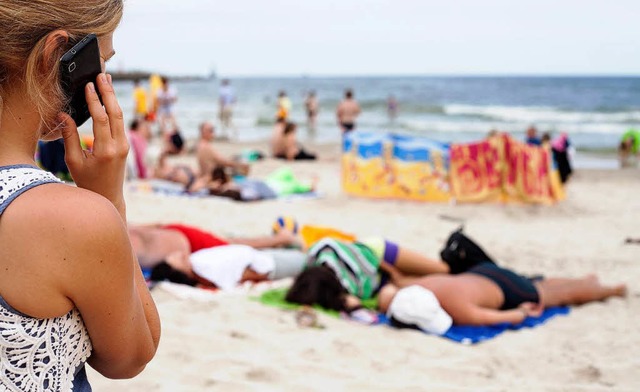 Telefonieren im Urlaub soll billiger w..., wenn es nach der EU-Kommission geht.  | Foto: dpa