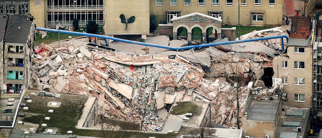 Nur noch Trmmer: Das Klner Stadtarchiv nach dem Einsturz am 3. Mrz 2009.   | Foto: dpa