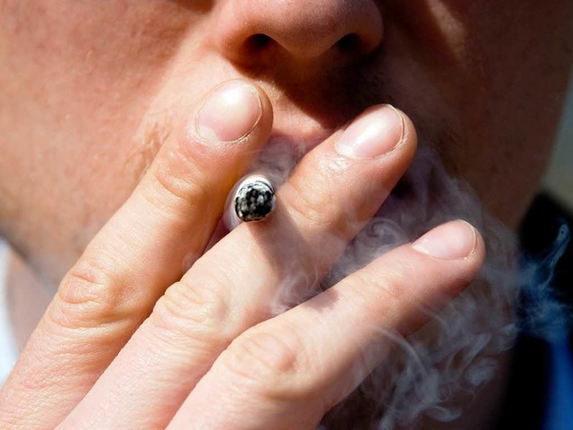 Minderjhrige sollen weniger rauchen. Das will die EU und sie hat dafr Grnde  | Foto: dpa