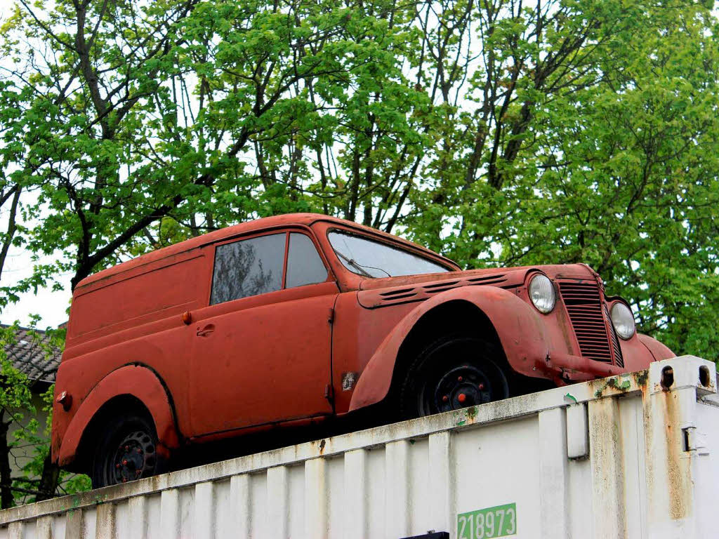 Ein altes Auto – auf einem Container