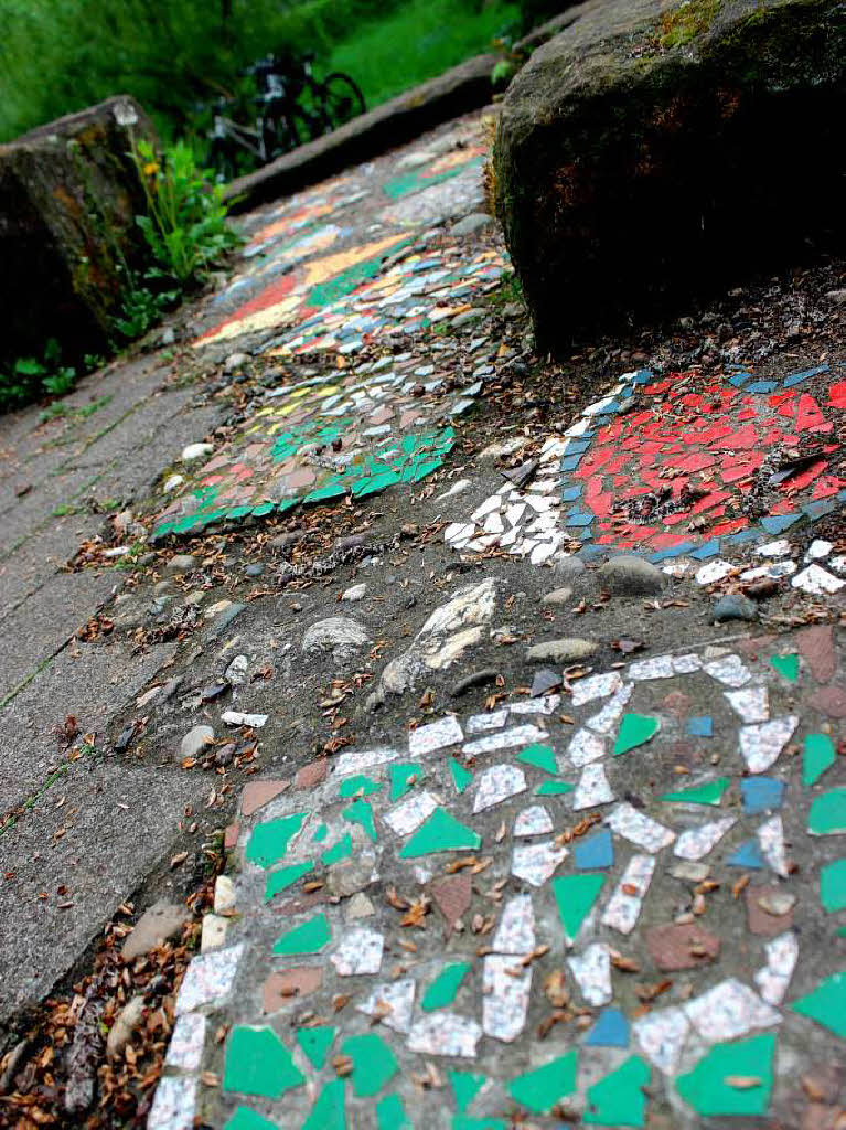 Bunte Steine sumen den Weg.