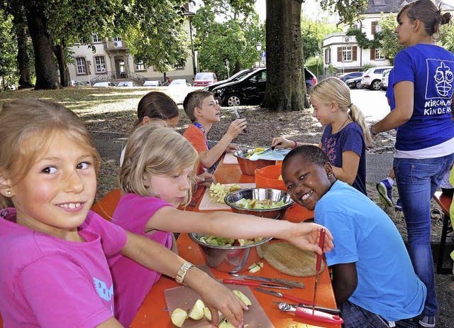 Essenspause: Bei der  Kinderbibelwoche...tten die Mdchen und Jungs viel Spa.   | Foto: Dorothee Philipp