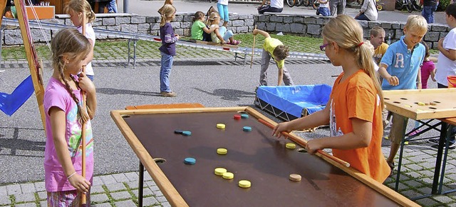 Diverse Tisch-, Angel- und Kletterspie...m Pfarrfest vorder St. Blasiuskirche.   | Foto: Christian Ringwald