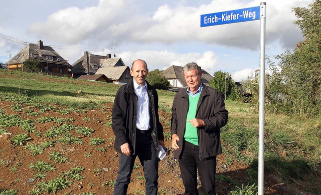 Dem Altbrgermeister und Ehrenbrger E... im Rahmen einer kleinen Feierstunde.   | Foto: Chris Seifried