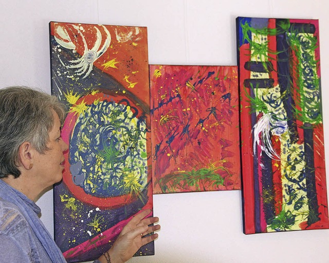 Brunhilde Ritz mit ihrem Triptychon  &#8222;Weltall&#8220;.   | Foto: Frowalt Janzer