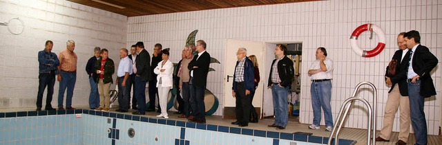 Ihre Badehose hatten die Ausschussmitg...ngel des Schwimmbades zu ermglichen.  | Foto: Sandra Decoux-Kone