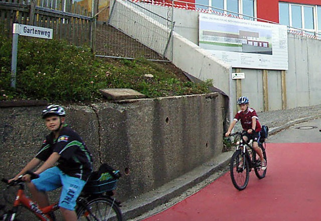 Die alte Mauer vor dem Inzlinger Kinde...icht mehr tragfhig und wird erneuert.  | Foto: Johanna Hgg