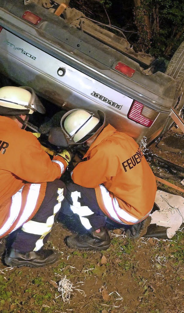 Kameraden der Bad Krozinger Feuerwehr ...tabilisierung eines verunglckten Pkw.  | Foto: Feuerwehr