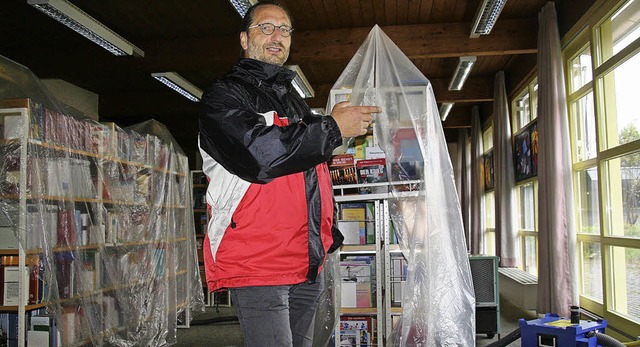 Der hintere Bereich der Stadtbibliothe... Hilfe von Maschinen  trocken gelegt.   | Foto: Marlies Jung-Knoblich