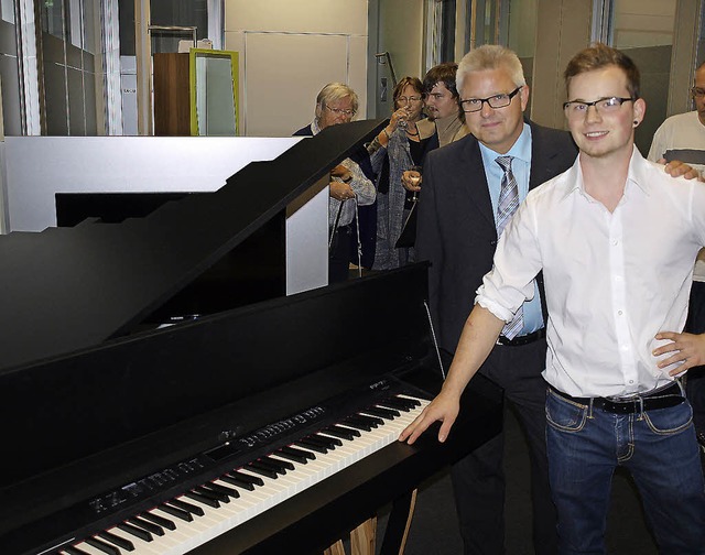 Am Gesellenstck seines Sohnes Nico Ra...iner-Innungs-Obermeister Martin Ranz.   | Foto: Paul Schleer