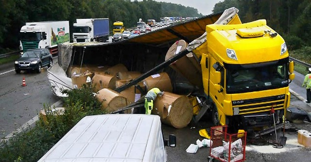 Starke Behinderungen verursachte der schwere Verkehrsunfall am Mittwoch.   | Foto: martin ganz/Kamera TV 24