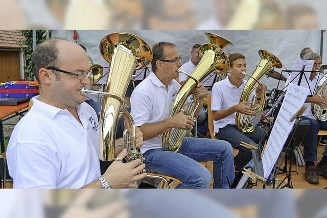 Viel Blasmusik und ein bunter Markt lockten Gste