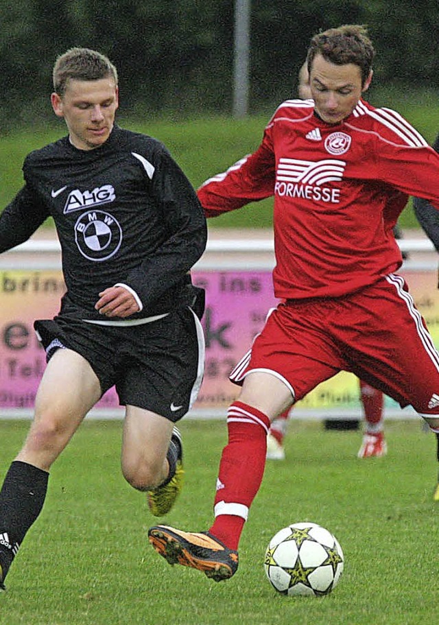 Angriffslustig: Adam Zimoch (rechts) v...it dem Tannheimer Maximilian Wolfram.   | Foto: reinhardt