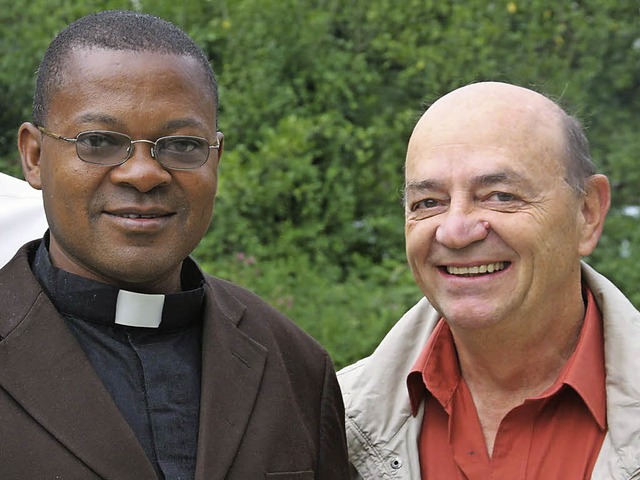Ulf Ortner mit Pater Victorini Salema ...s Ortner noch  weiter  begleiten will.  | Foto: Huber