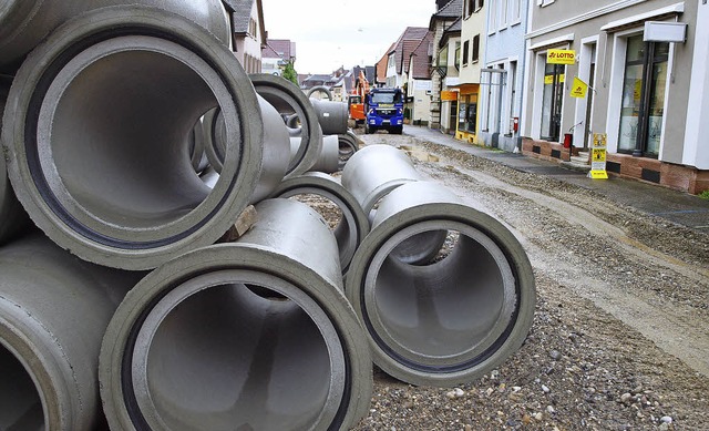 Kanalrohre auf Halde: In der Herbolzheimer Innenstadt wird wieder gebaut.   | Foto: Michael Haberer