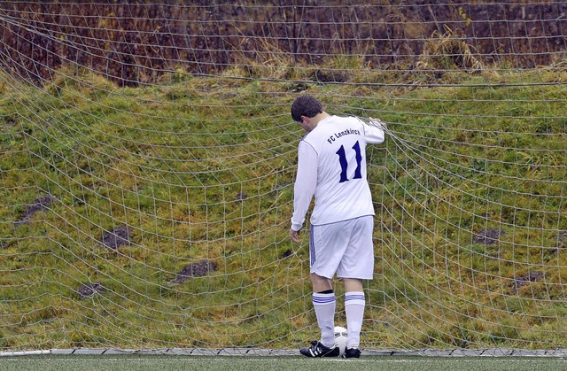 Der Ball landete in fnf Spielen schon...iner sind sich einig: Das ist zu viel.  | Foto: Patrick Seeger