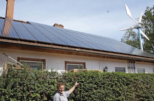 Horst Gerber, Obermeister der Bckerin...stolz  Windrad und  Fotovoltaikanlage.  | Foto: Pia Grttinger