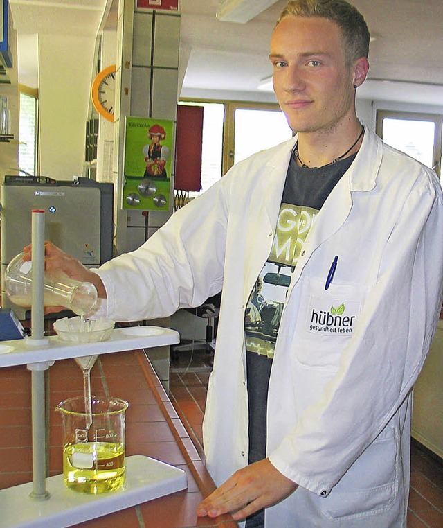 Fhlt sich im Labor  wohl: Tobias Voge...n zum Chemielaborant ausgebildet wird.  | Foto: eva Weise