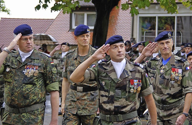 Bei der Kommandobergabe schritten Col... und (rechts) General Marc Rudkiewicz.  | Foto: hans-jochen voigt