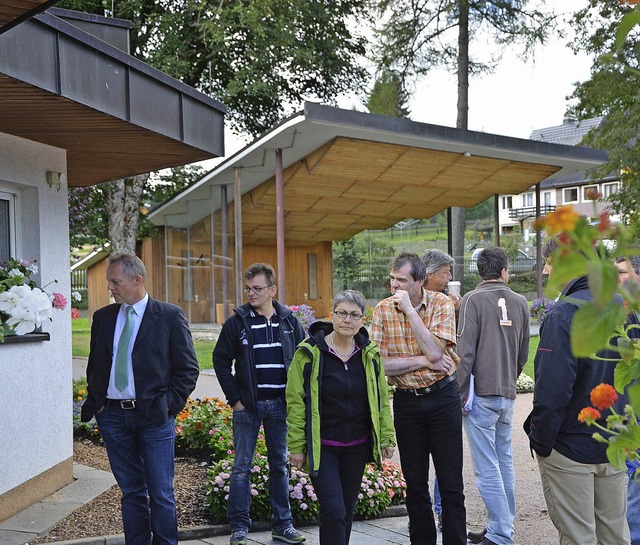 Betretene Mienen beim Ortstermin im Kurgarten   | Foto: S. Wolfrum