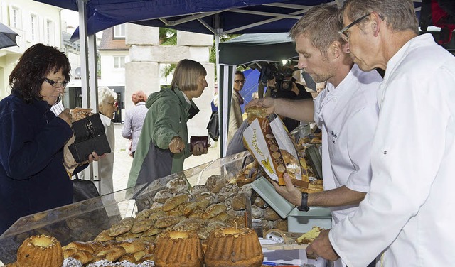 Den deutsch-franzsischen Brotmarkt li...den. Nachmittags ist er  ausverkauft.   | Foto: Volker Mnch