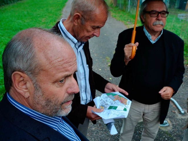 Wo nach den Plnen des FSV der  Parkpl...s), Michael Lewerenz und Rolf Brugger.  | Foto: Peter Gerigk