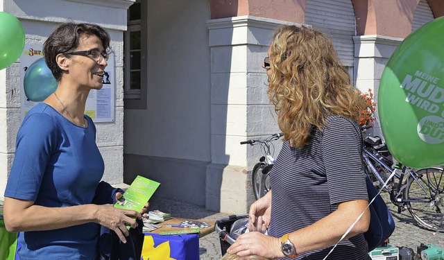 Grnen-Frau im blauen T-Shirt: Ina Ros...Spa an der Politik und am Wahlkampf.   | Foto: Michael Reich