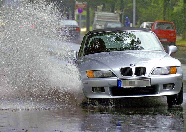 Auf nasser Strae  schwimmen Autos auf.   | Foto: Continental