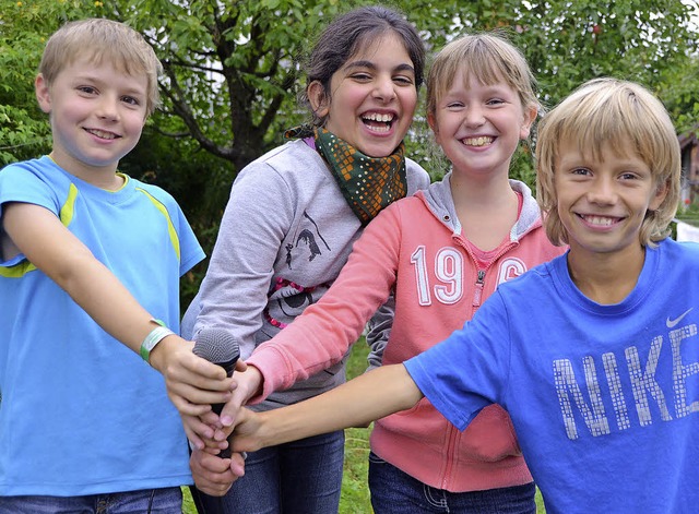 Jakob, Dana, Carolin und Nico bereiten sich auf die Interviews vor.  | Foto: Helga Lorenz