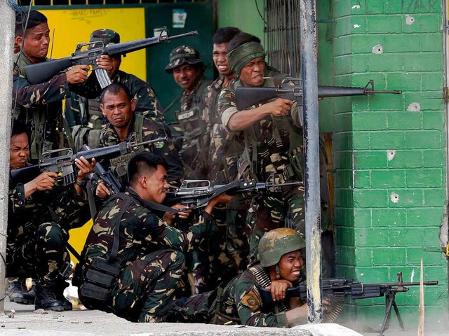 Philippinische Soldaten haben Stellung gegen  Rebellen bezogen.   | Foto: DPA