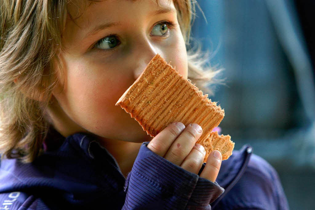 Annika Kaspar (7) aus Kenzingen riecht an einem Stck Douglasie