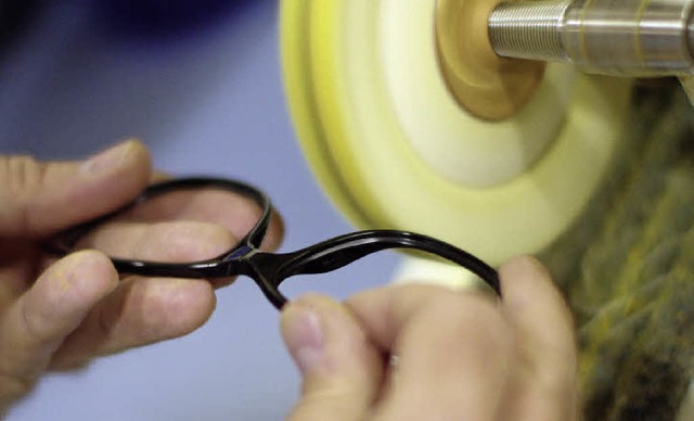 Beim Schleifen in der Optikerwerkstatt ist Przisionsarbeit gefragt.   | Foto: zentralverband der augenoptiker