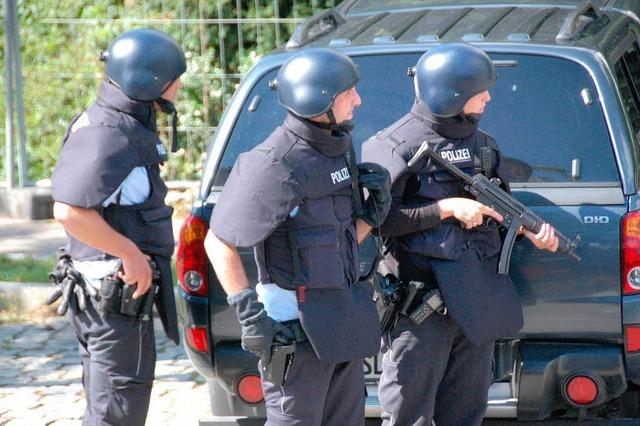Polizei durchkämmt Haus in Weil am Rhein – Mörder auf der Flucht?