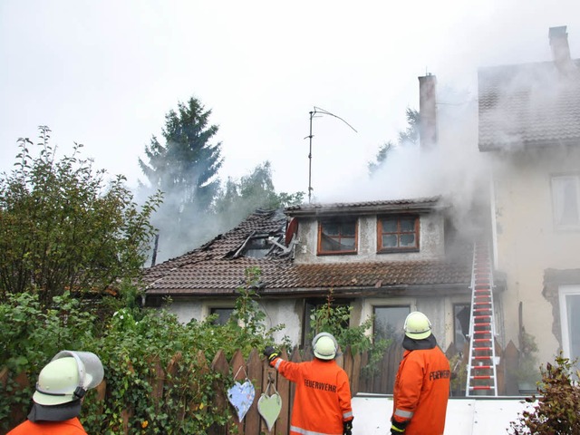 Die  Hlfte eines Doppelhauses  im Bil...e am Donnerstag ein Raub der Flammen.   | Foto: Ralph Fautz