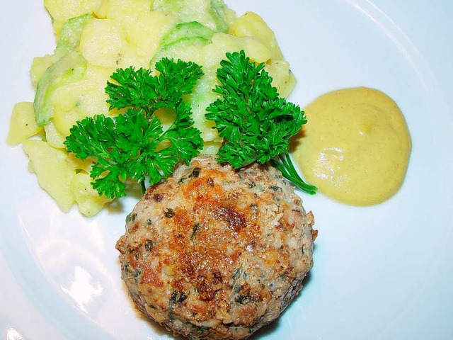Berliner Klassiker: Buletten mit Kartoffel-Gurken-Salat   | Foto: stechl