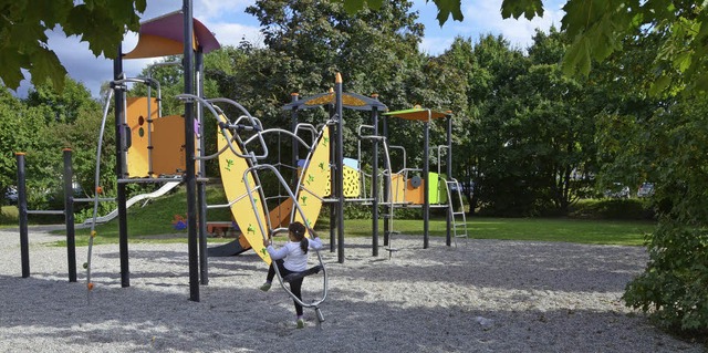 Der Wall sei zu wenig, so die Eltern, ...Zaun um den Spielplatz herum fordern.   | Foto: SENF