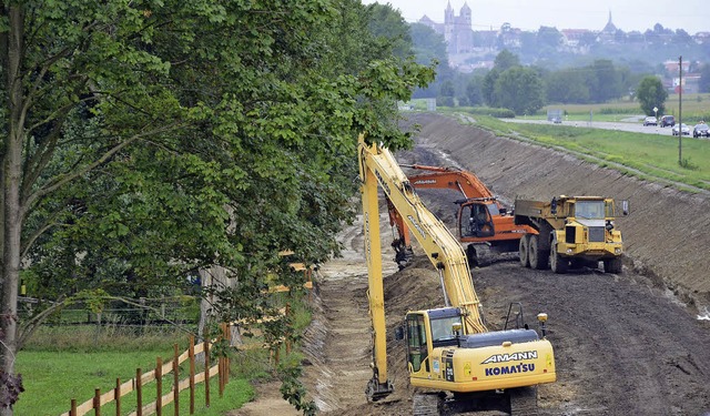 In vollem Gange ist bereits die Dammsanierung entlang der B 31.    | Foto: agnes pohrt