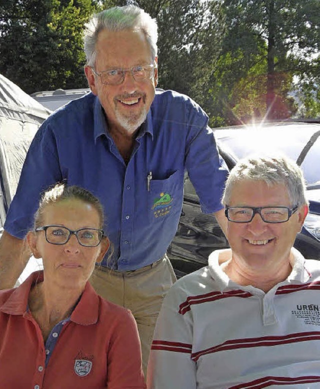 Marijke und Albert  Basten aus Holland  mit Campingplatzpchter Gnter Ziegler   | Foto: Markus Donner