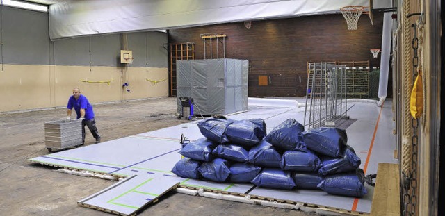 Bevor der neue Boden installiert werde...schimmelten Dmmung &#8211; entsorgt.   | Foto: Thomas Kunz