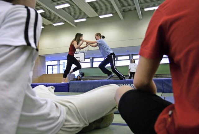 Ringen und Raufen im Sportunterricht, ...en Mdchen lieber alleine unter sich.   | Foto: Nigel Treblin/ddp, Martina Proprenter, Ingrid Bhm-Jakob