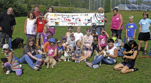 Kinder und Hunde vereint &#8211; nach einem lebhaften Tag   | Foto: Verein