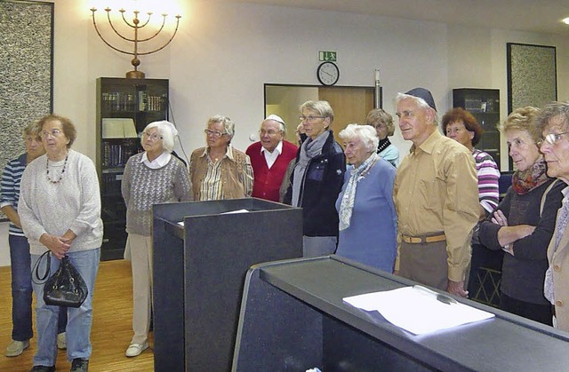 Der Frauentreff besuchte die Lrracher Synagoge.   | Foto: Klaus Brust