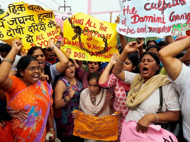 Frauen demonstrieren  vor dem Gericht in Neu-Delhi fr die Todesstrafe.  | Foto: dpa