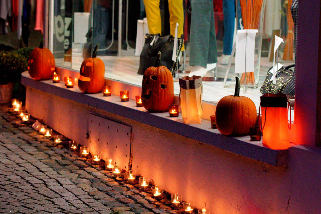 Kerzen und herbstliche Dekoration mit Krbislichtern in der ganzen Innenstadt.