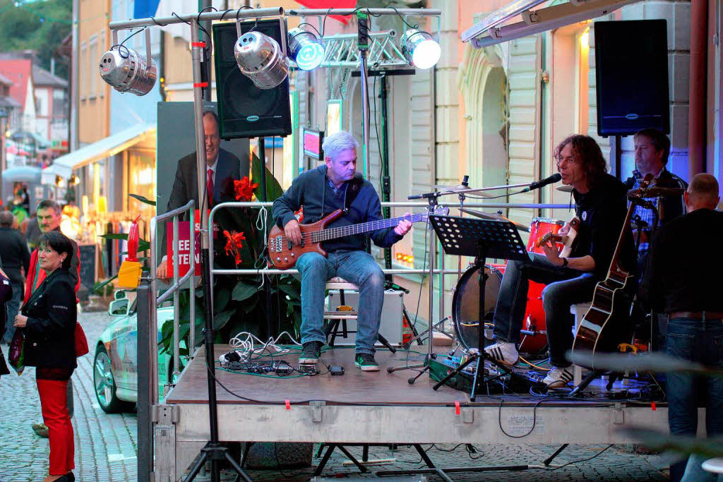 Fr rockige Klnge sorgten Jrg Geyler mit seiner Band "tube 7" an der Hauptstrae vor seinem Gitarrenladen.