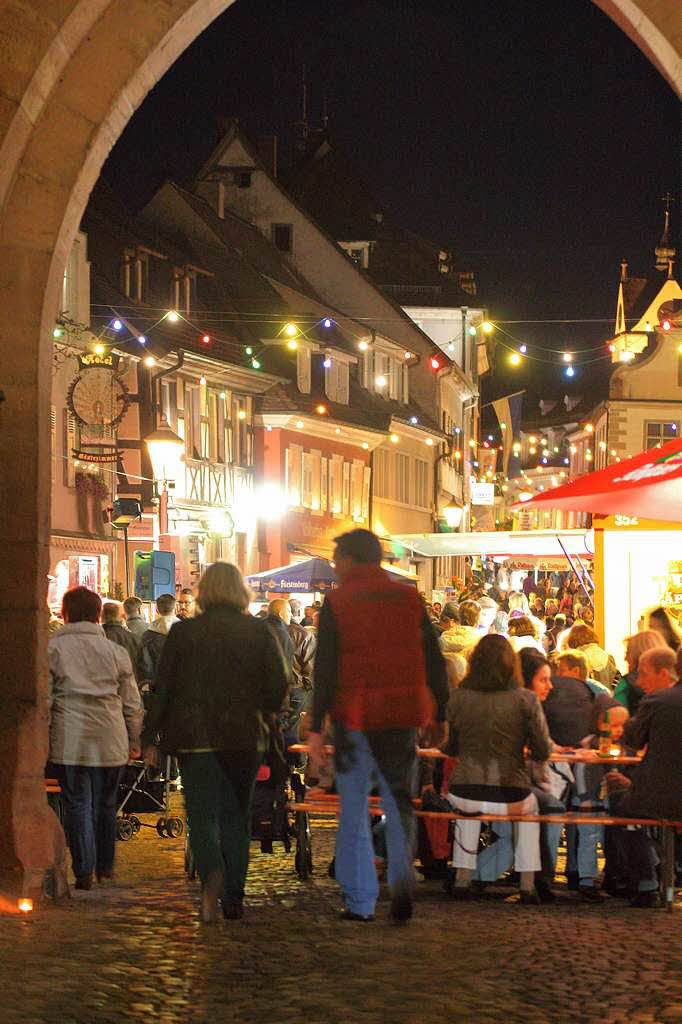 Blick durch das Endinger Torli in die erleuchtete Hauptstrae