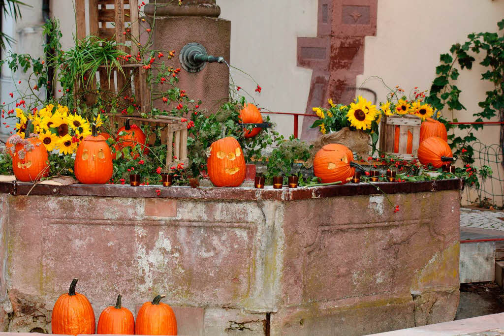 Herbstlich dekorierter Brunnen