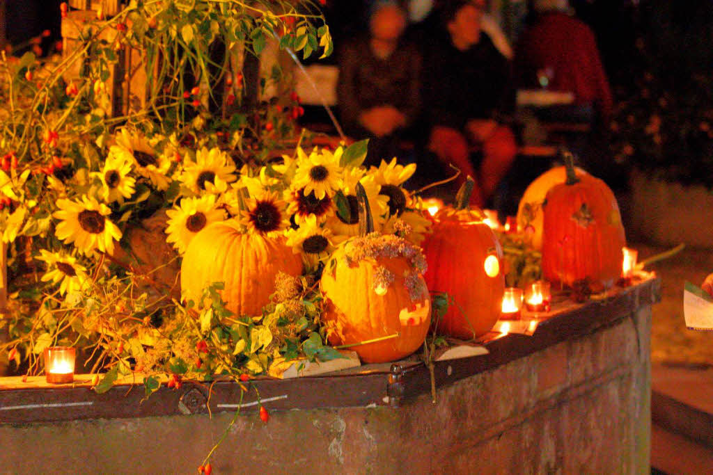 Herbstlich dekorierter Brunnen