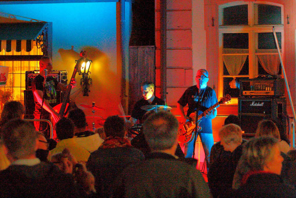 "Pig Ass and the Hoodlums" heizten den zahlreichen Zuschauern in der Hauptstrasse mit Rockabilly mchtig ein.